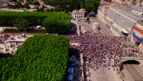 Vista-Aérea-De-Gente-Caminando-En-La-Ciudad-De-Montpellier,-Sur-De-Francia,-Durante-La-Celebración-Del-Orgullo-Gay.