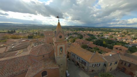 Vista-De-La-Azotea-De-Estructuras-Antiguas-En-Comuna-Sinalunga-Italia---Toma-Aérea