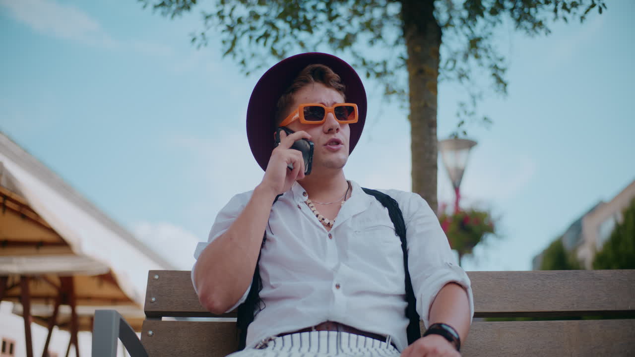 야외에서 전화 통화하는 남자