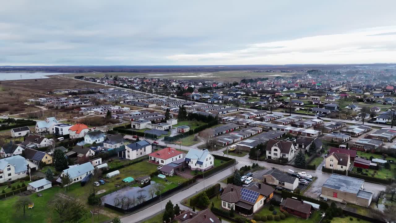 회색 하늘 아래의 유럽 교외와 트레일러 홈 유의 파노라마 공중 전망