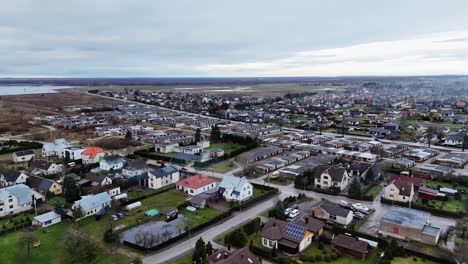 panorámica aérea de los suburbios europeos y las unidades de casas de remolque bajo un cielo gris