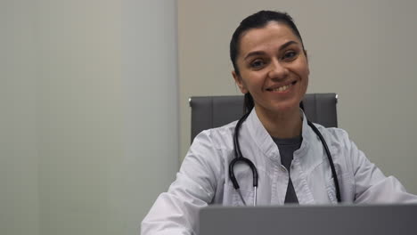 mujer sonriente trabajando en la oficina