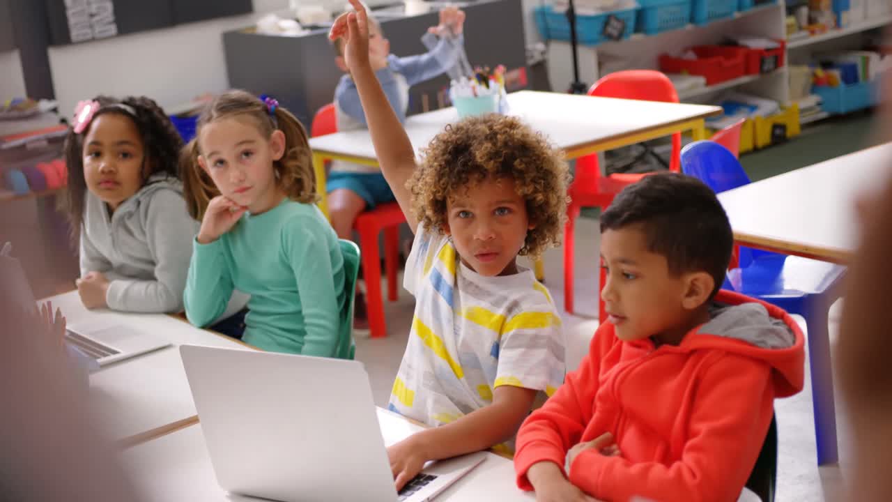 Male teacher teaching schoolkids in the classroom 4k