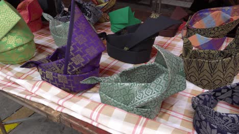 exhibición de sombreros tengkolok