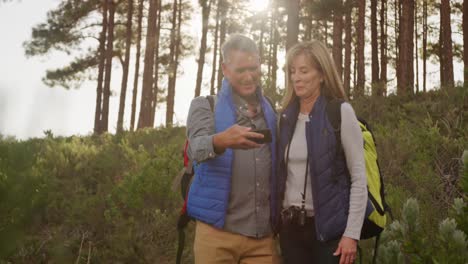 Pareja-Senior-Activa-Tomando-Selfie-En-El-Bosque