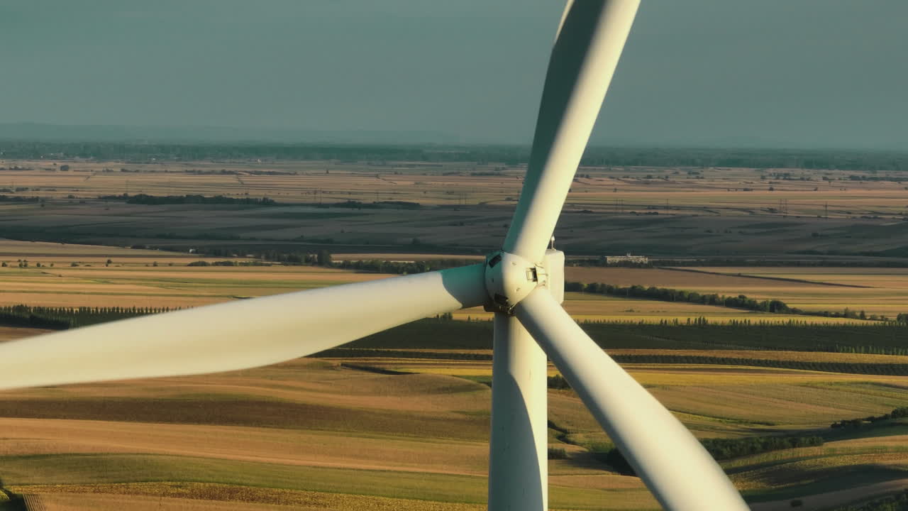 ветряная турбина над сельскохозяйственными полями