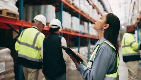 trabajadores del almacén inspeccionando el inventario