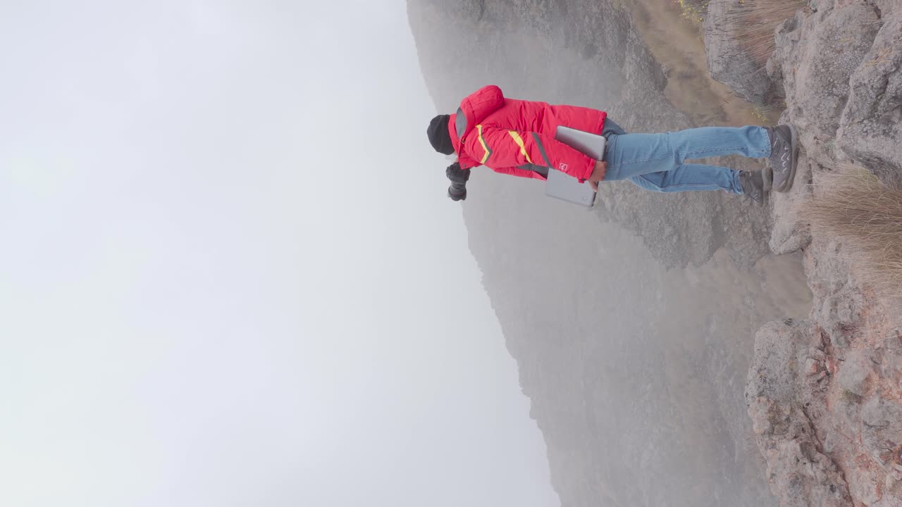 hombre nómada digital viajando por las montañas