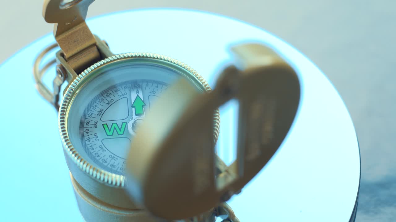 회전하는 황금 복고풍 나침반, 360도, 조명, 자연, 슬로우 모션, 클로즈업, 4k