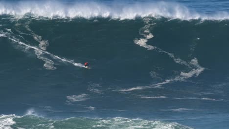 2020-Zeitlupe-Eines-Big-Wave-Surfers-Carlos-Burle,-Der-In-Nazaré,-Portugal,-Auf-Einer-Monsterwelle-Reitet