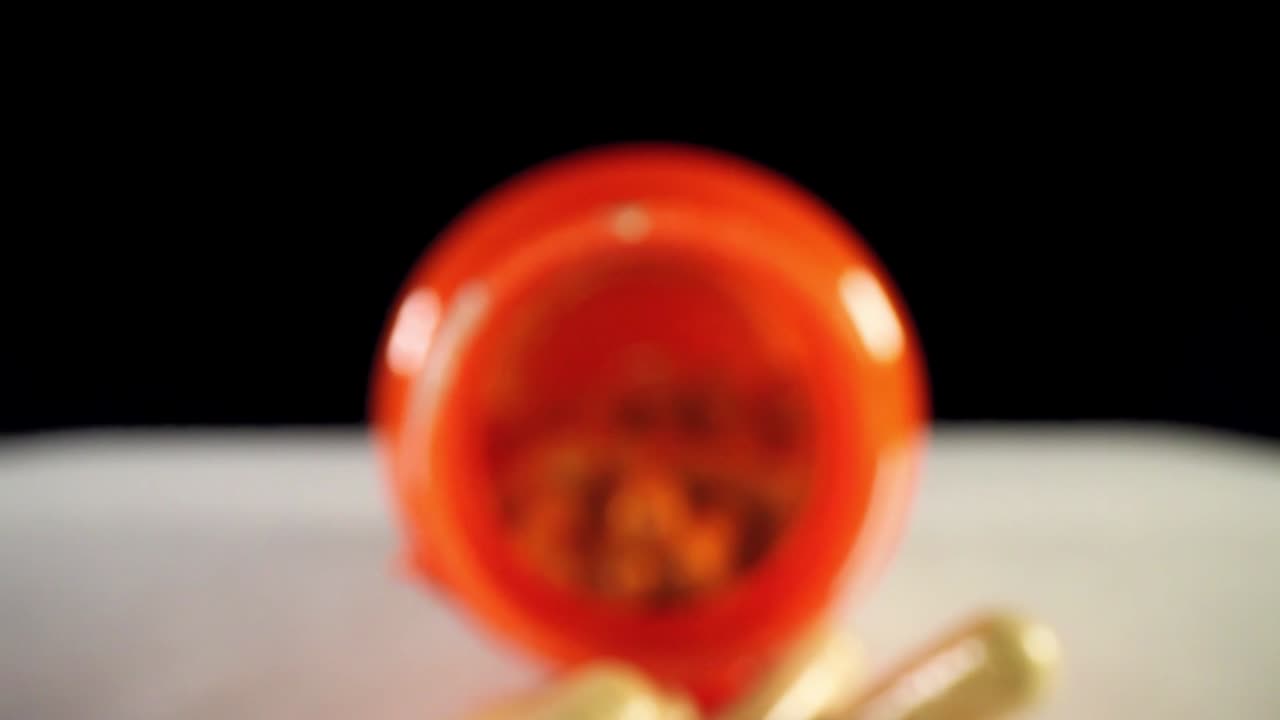 주황색 보충제 약병의 전체 길이로 천천히 밀어 넣습니다.