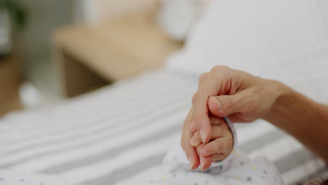 madre, bebé y tomados de la mano en el cuidado