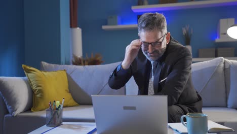 Reifer-Geschäftsmann,-Der-Vom-Internet-Aus-Mit-Laptop-Arbeitet.