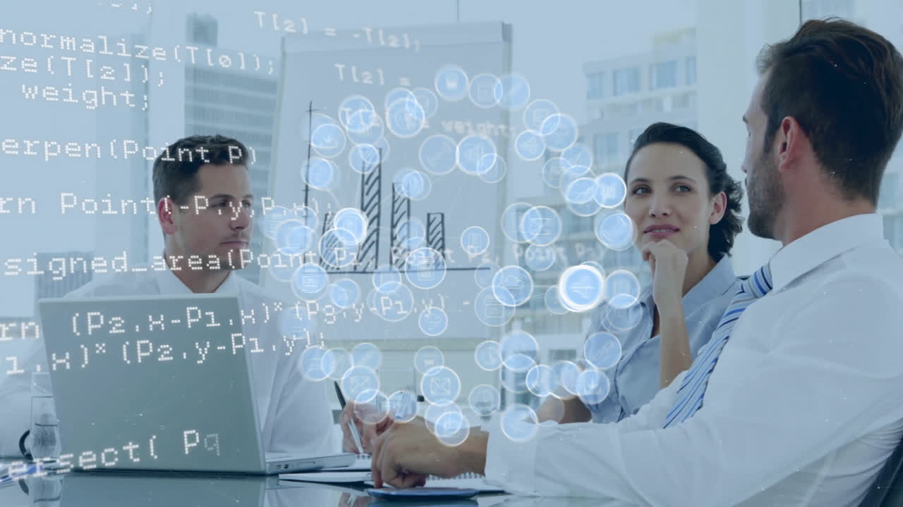 animación de iconos de medios y procesamiento de datos sobre diversos colegas discutiendo el trabajo en la reunión