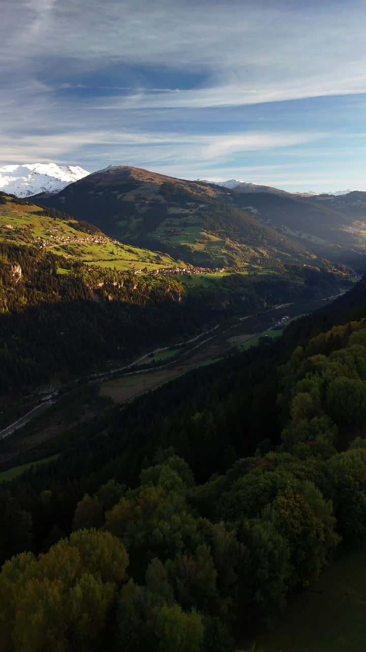 Obersaxen, meta per vacanze nella natura, Svizzera alpina, riprese aeree con drone.