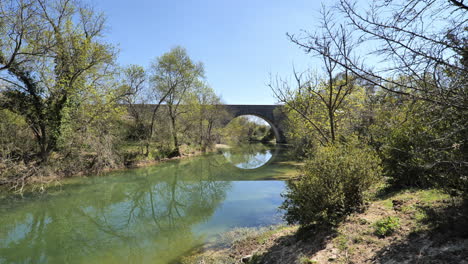 Steinbrücke-Mit-Einem-Bogen-über-Einen-Fluss-Frankreich-Herault-Occitanie