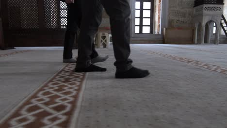musulmanes entrando en la mezquita