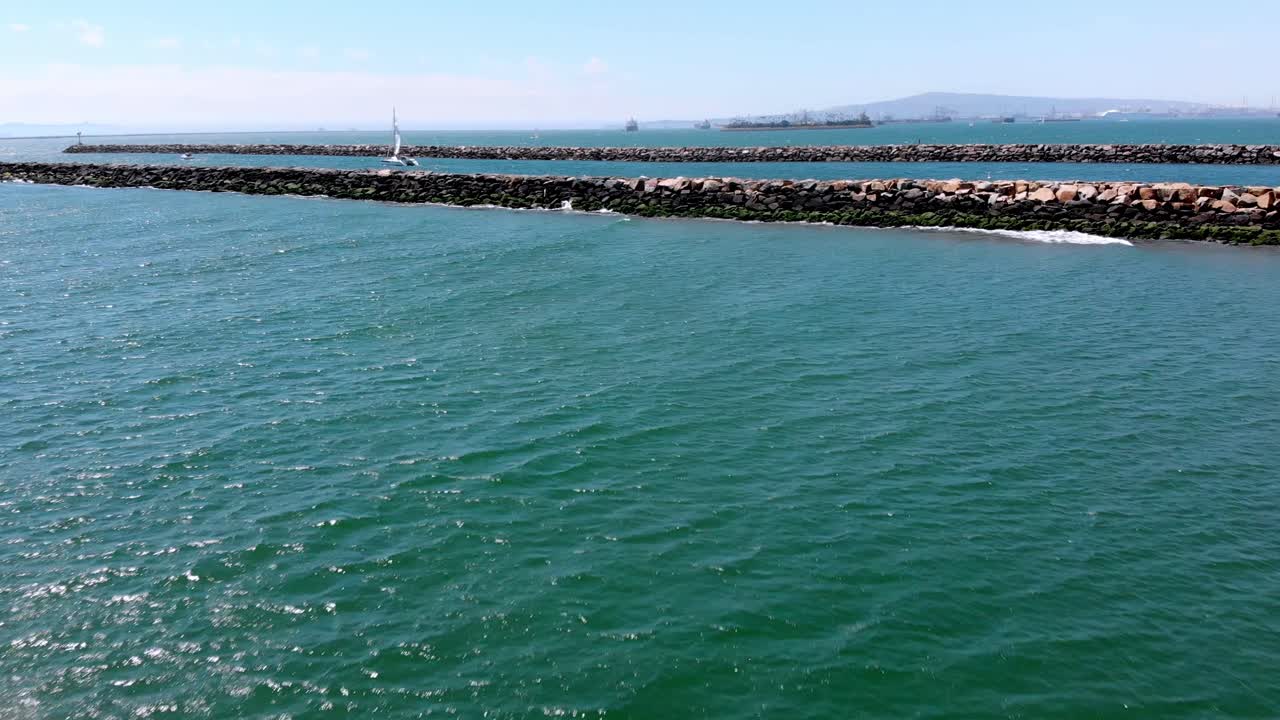 범선과 산을 향한 비행