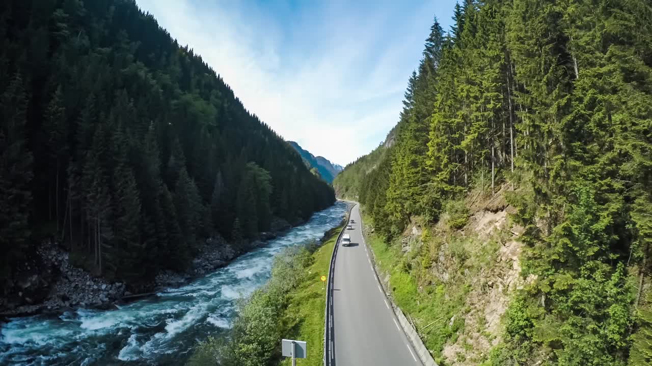 Ripresa aerea di una strada in Norvegia. Splendida natura norvegese