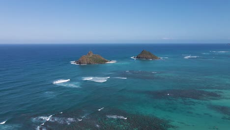 Hermoso-Arrecife-Junto-A-Las-Islas-Mokulua,-Hawaii,-Toma-Aérea-De-Círculo-Amplio