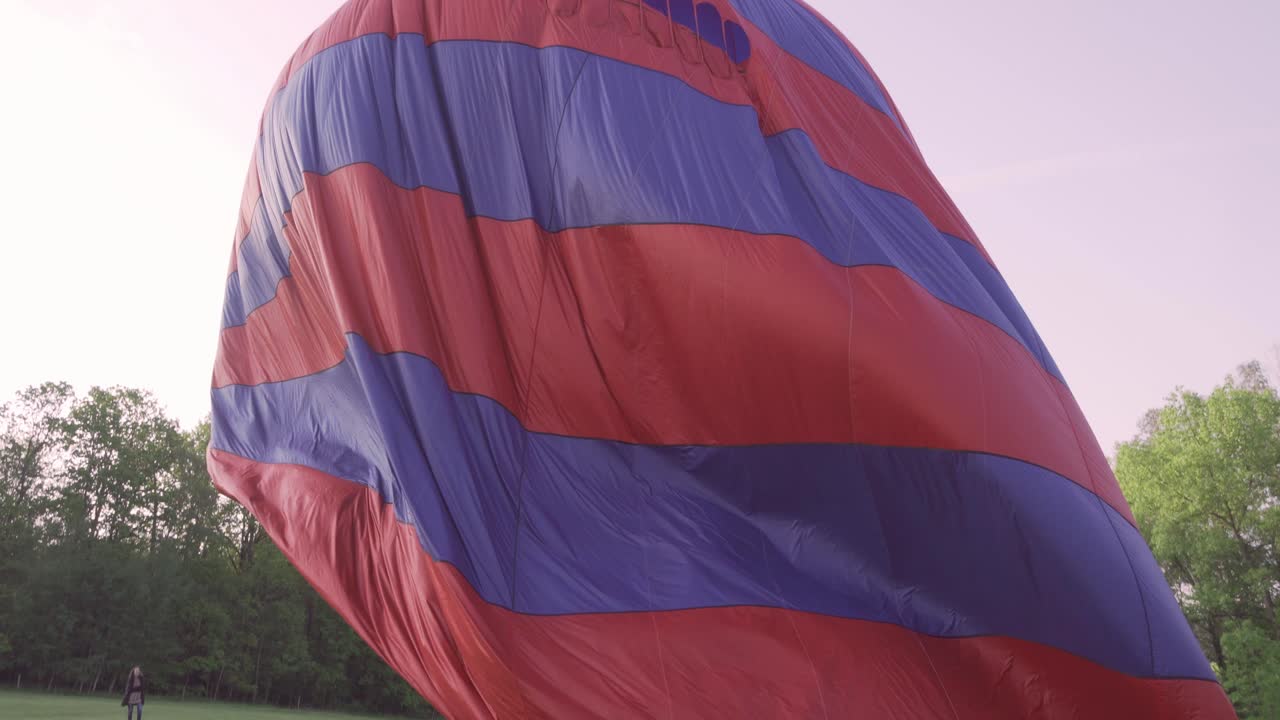 Atterraggio di una mongolfiera e fuoriuscita d'aria, fine del volo