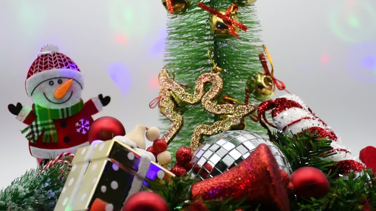 크리스마스 트리 주변의 크리스마스 장식들