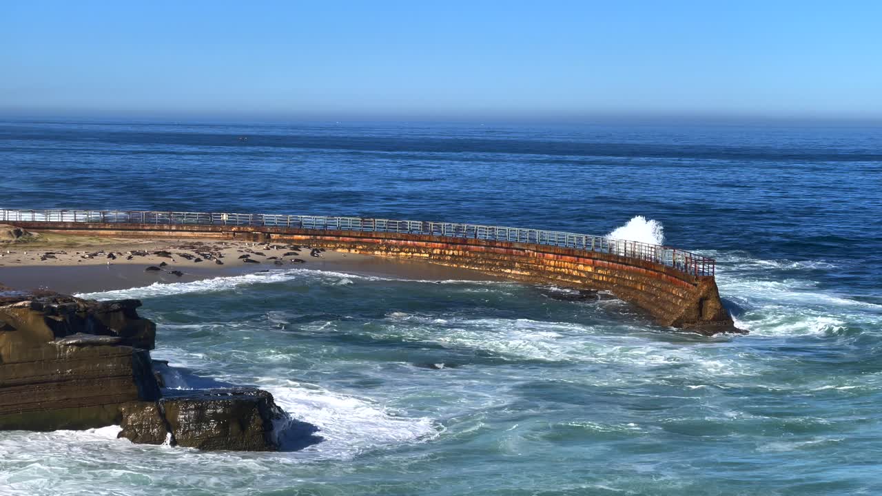 fuertes olas chocando en la piscina de los niños en la jolla californiana