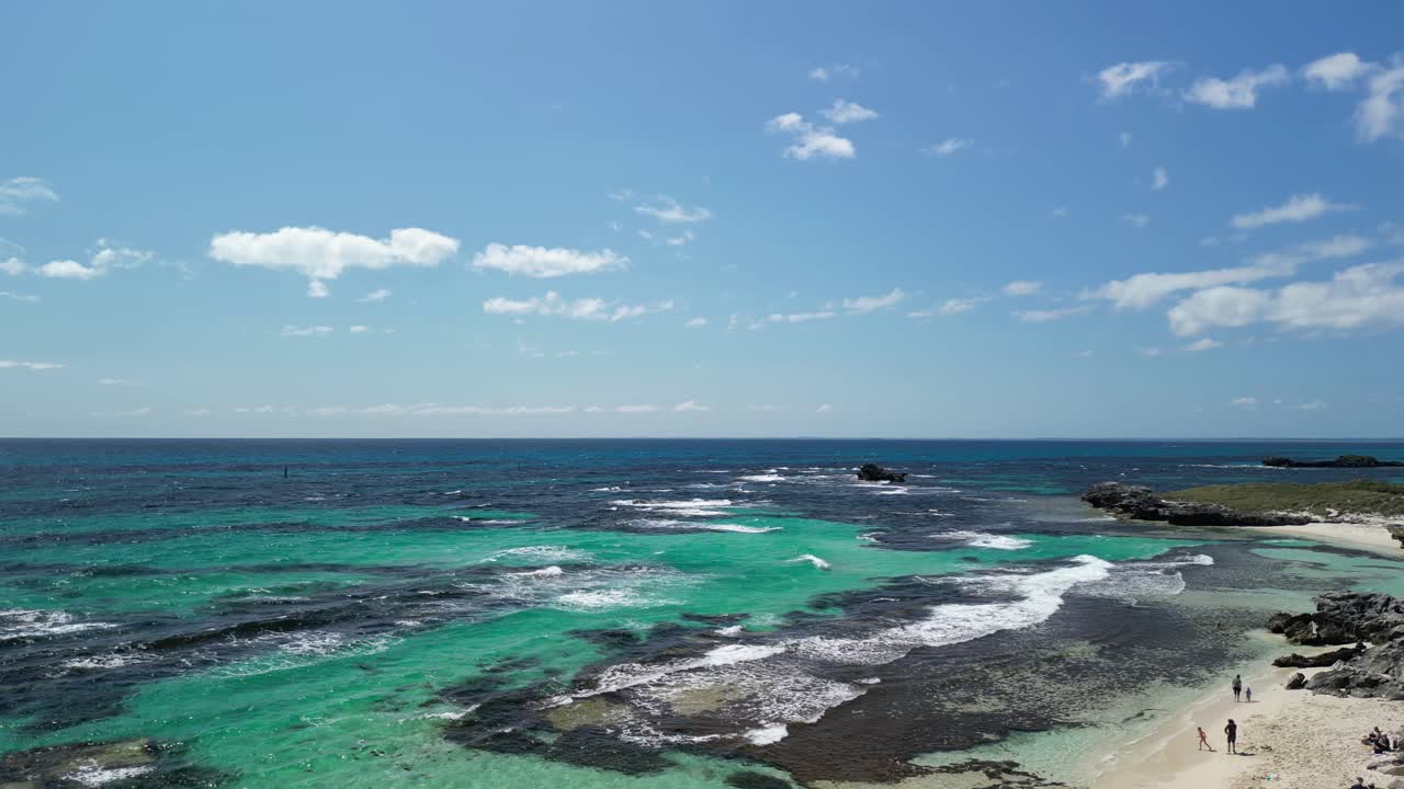 Aerea: Longreach Bay, Isola di Rottnest, Australia Occidentale, spiaggia incontaminata e acque turchesi.