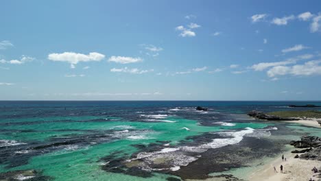 Aérea:-Bahía-De-Largo-Alcance,-Isla-Rottnest,-Australia-Occidental,-Playa-Prístina-Y-Aguas-Turquesas