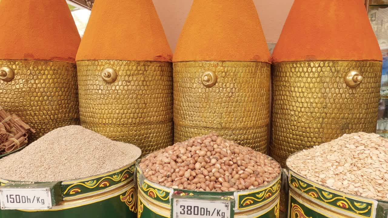 ⁇ 으로 돌리 가 엄청난 양 의 향신료 를 보여주고 있다