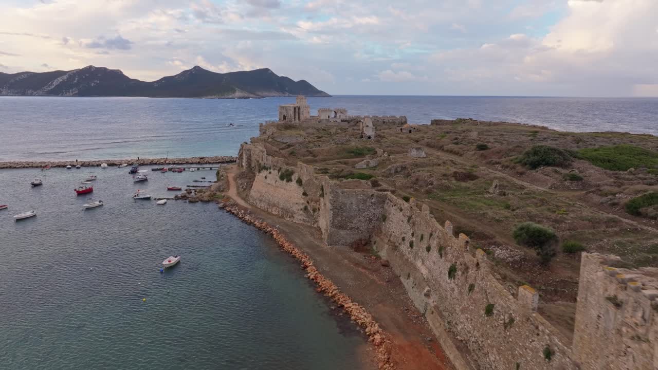 Vista aerea del mare tranquillo che si estende oltre il Castello di Methoni all'alba