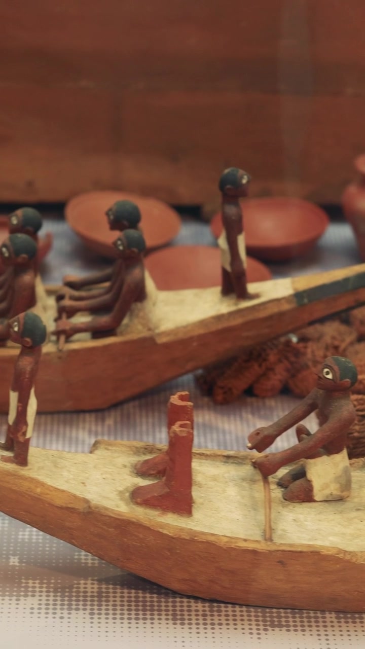 Barca in miniatura con figure e ceramiche