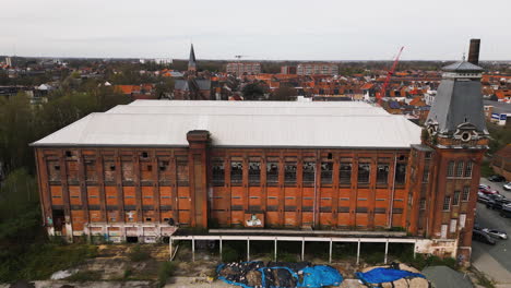 edificio de ladrillo rojo abandonado, vista aérea de un dron