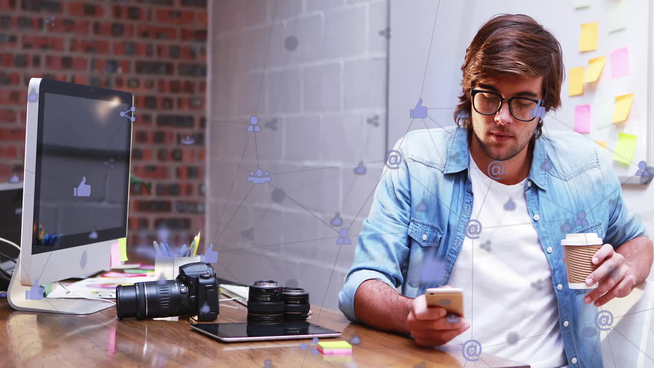 animación del globo de la red de conexiones sobre un empresario caucásico que usa un teléfono inteligente