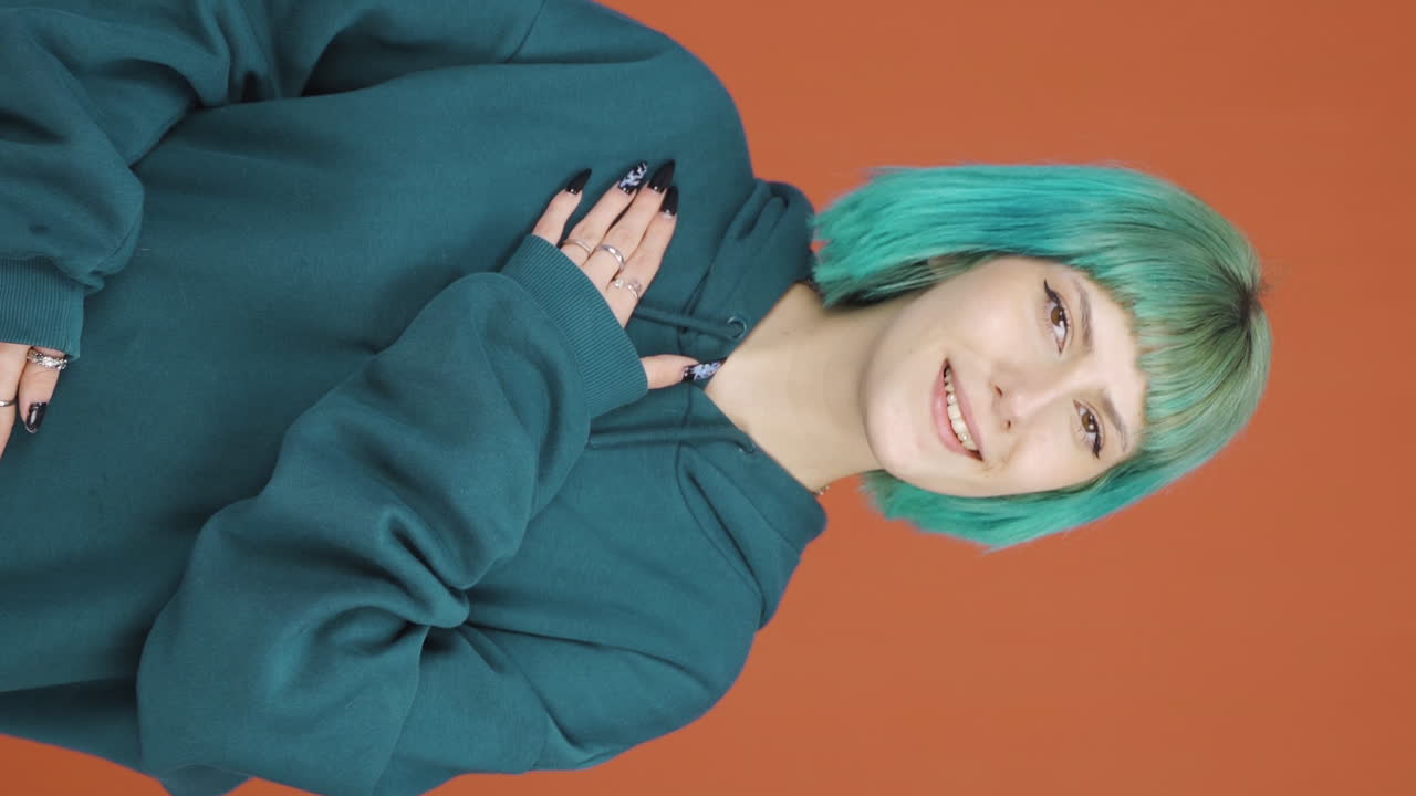 카메라를 바라보는 젊은 여성의 수직 비디오가 자신감을 나타 ⁇ 니다.