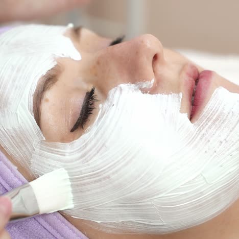 máscara facial en el salón de spa
