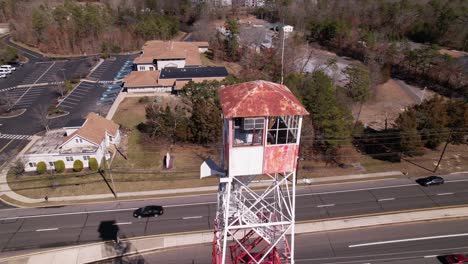 torre de observación de incendios de primer plano medio descendiendo mientras gira de izquierda a derecha