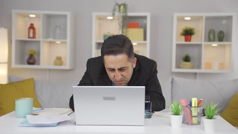 el trabajador de oficina en casa tiene dolor de hombro.