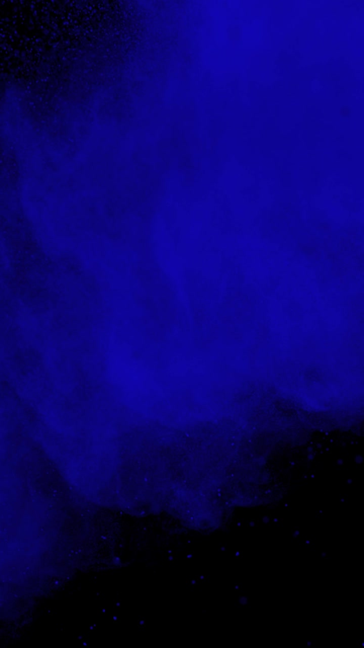 Ripresa Super Slow Motion di un'esplosione di polvere di colore blu a 1000 fps, vista verticale