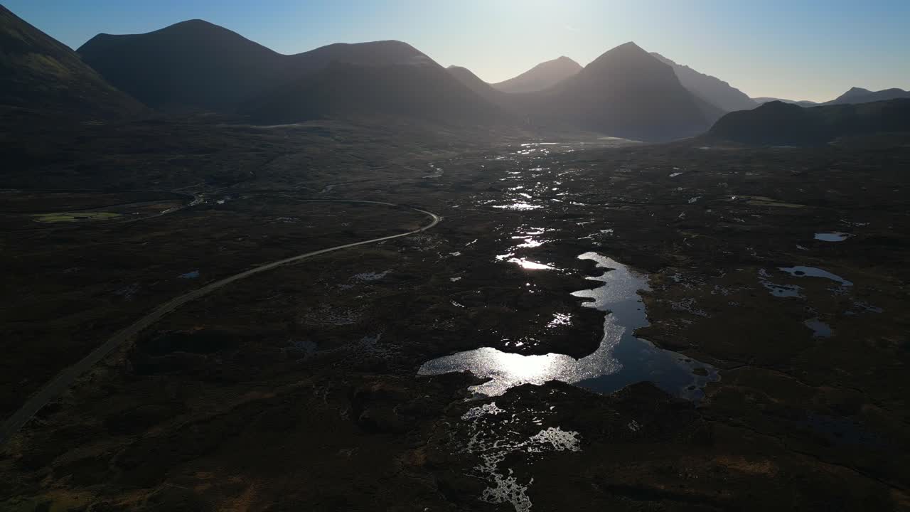 amanecer reflejándose en loch caol con siluetas montañosas de cuillin rojo en sligachan isla de skye