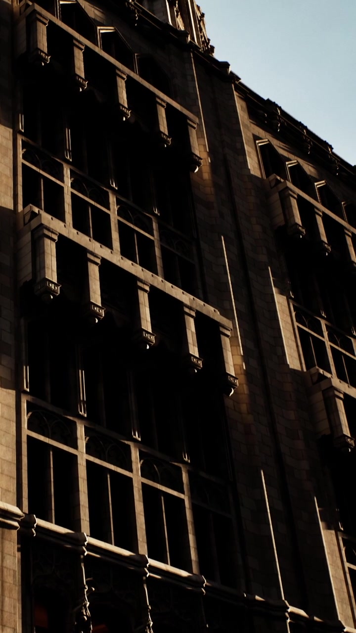Facciata di un edificio con architettura dettagliata in ombra durante il tramonto