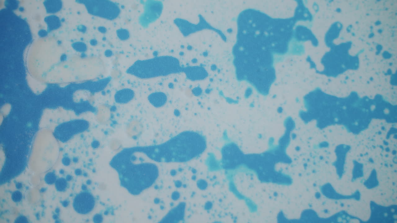 una mezcla de aceite y tinta en un mate sensorial para niños