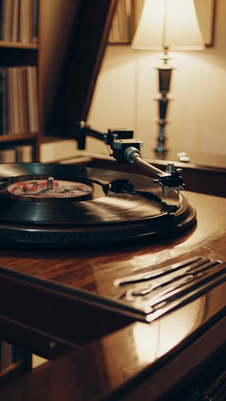 Atmosfera calda e vintage con un'angolazione ravvicinata di un disco in vinile che gira su un giradischi, che ricorda