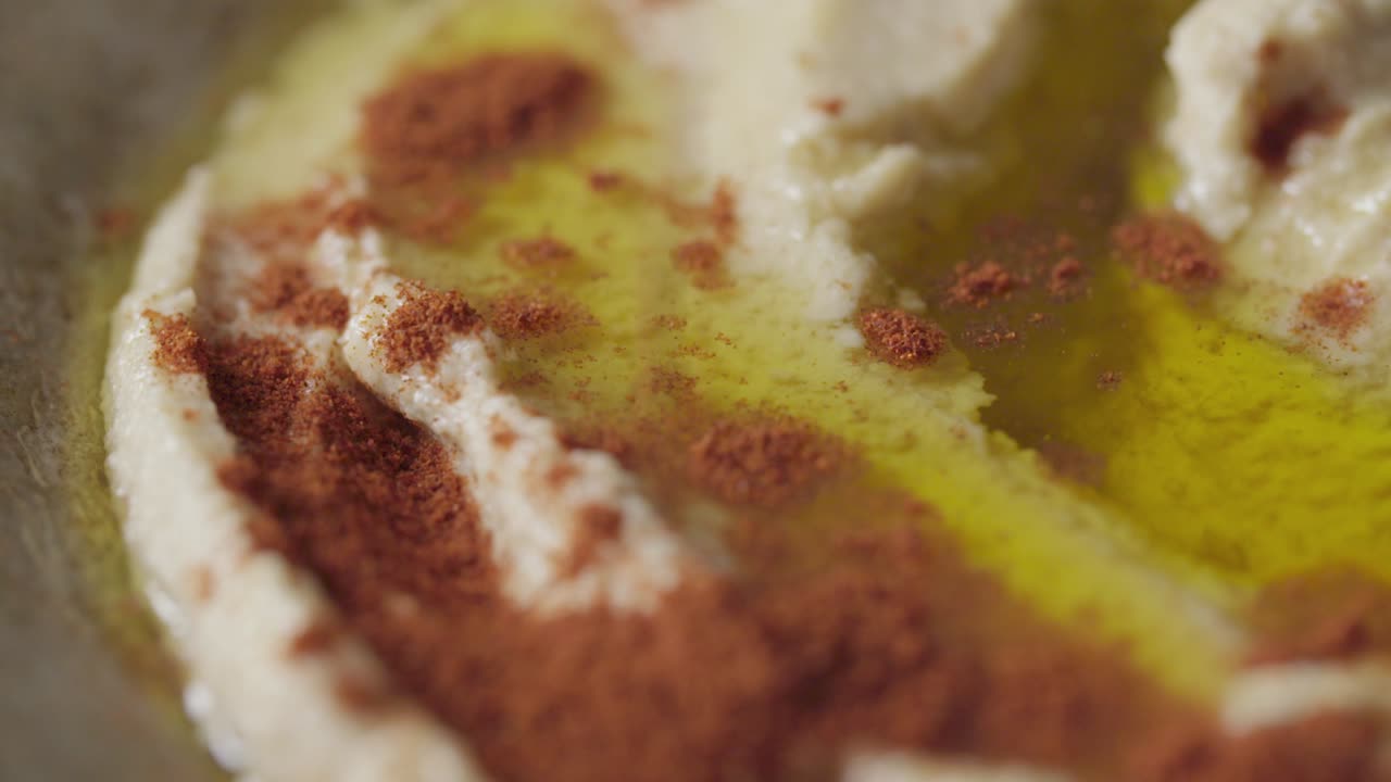 Paprika che cade al rallentatore nell'hummus