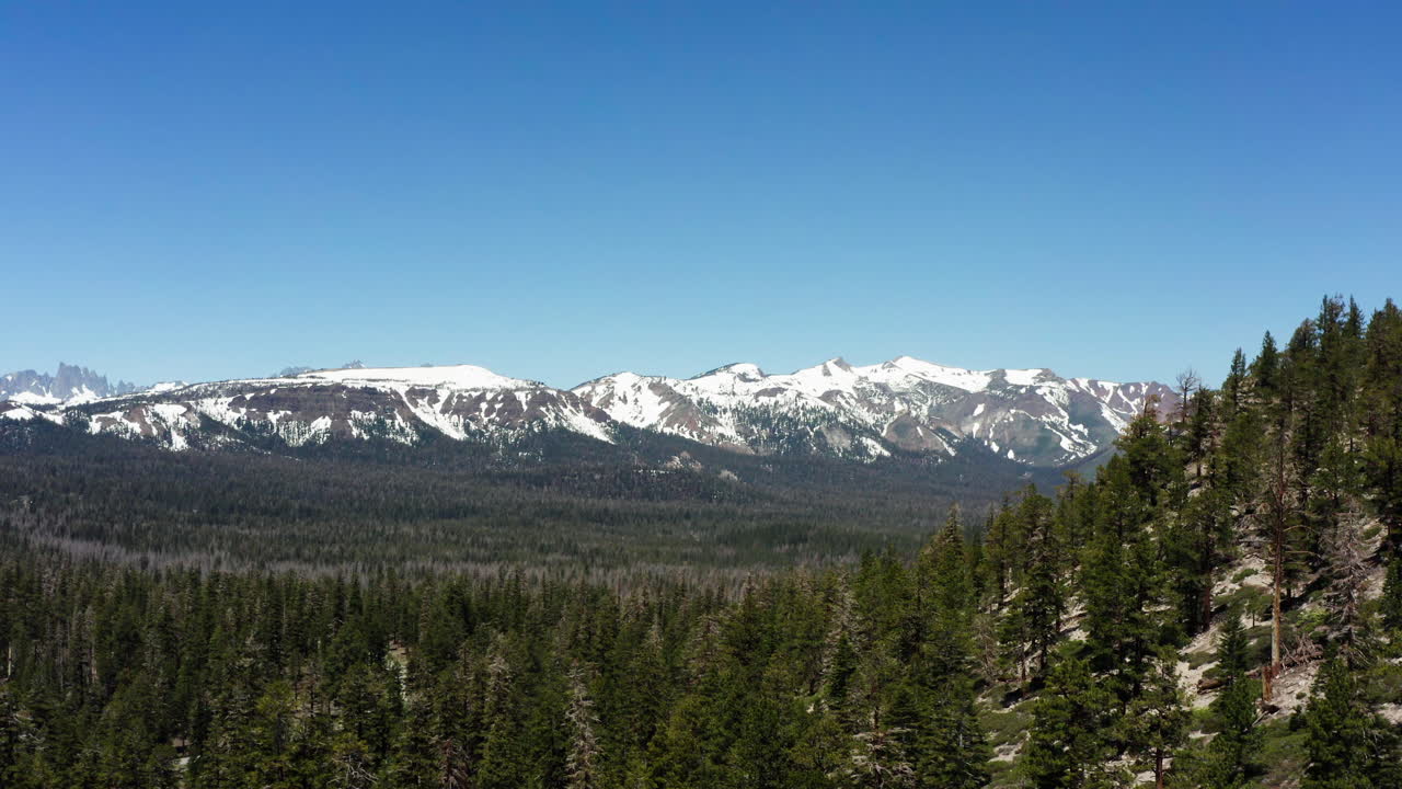 Montagne della Sierra Nevada innevate sotto un cielo azzurro limpido