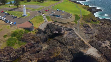 Vehículos-Estacionados-En-La-Carretera-Del-Punto-Del-Espiráculo-Cerca-Del-Famoso-Faro-De-Kiama-Y-Del-Espiráculo-De-Kiama-En-Nsw,-Australia