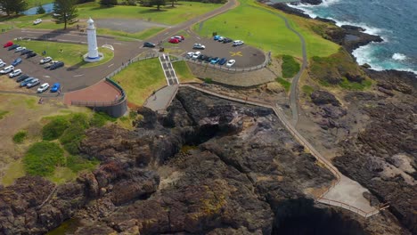 vehículos estacionados en la carretera de punto de espiráculo cerca del famoso faro de kiama y del espiráculo de kiama en nsw, australia