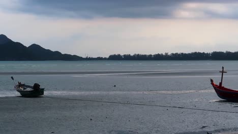 Ebbe,-Boote-Auf-Dem-Sand-Entlang-Der-Tropischen-Küstenlinie-Von-Khao-Ta-Mong-Lai-Bay,-Thailand