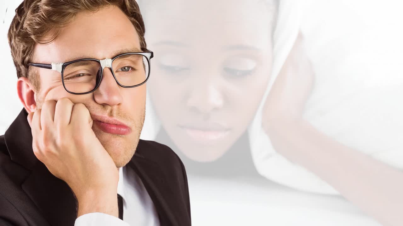 animación de un hombre caucásico cansado sobre una mujer afroamericana mintiendo