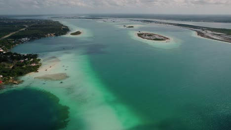 4K-Drohnenaufnahmen-über-Der-Küste-Einer-Kleinen-Stadt